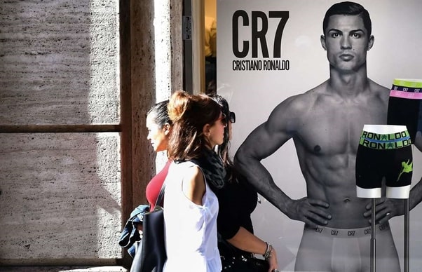 Ngoài bóng đá, Ronaldo cũng lấn sân sang kinh doanh 