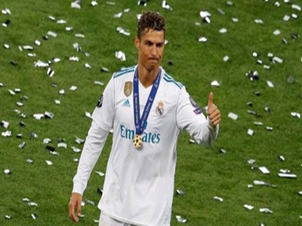 Cristiano Ronaldo trong màu áo Real Madrid