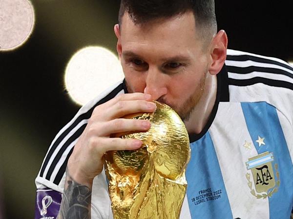 Messi nâng chiếc Cup vàng World Cup