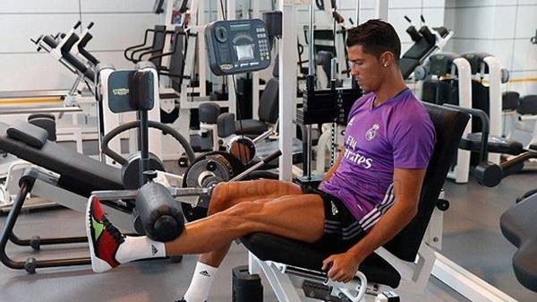 Ronaldo tập gym vào buổi chiều Ronaldo tập gym vào buổi chiều