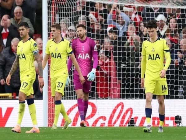 Phản ứng dữ dội từ người hâm mộ và câu hỏi về triết lý Phản ứng dữ dội từ người hâm mộ và câu hỏi về triết lý