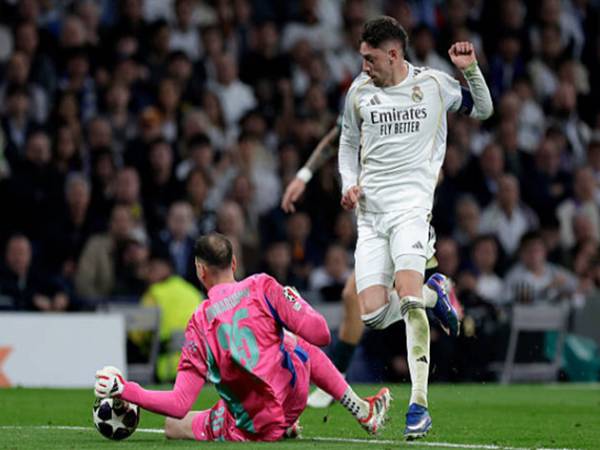 Man City sụp đổ sớm trước Real Madrid