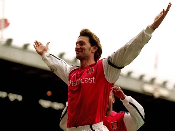Khám phá những hậu vệ Arsenal xuất sắc nhất lịch sử